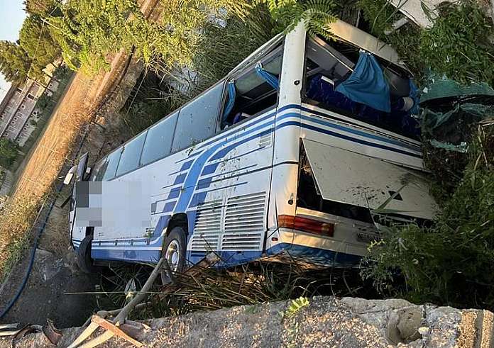 Ζάκυνθος: Τουριστικό λεωφορείο έπεσε μέσα σε γεφύρι στην Αγριλιά